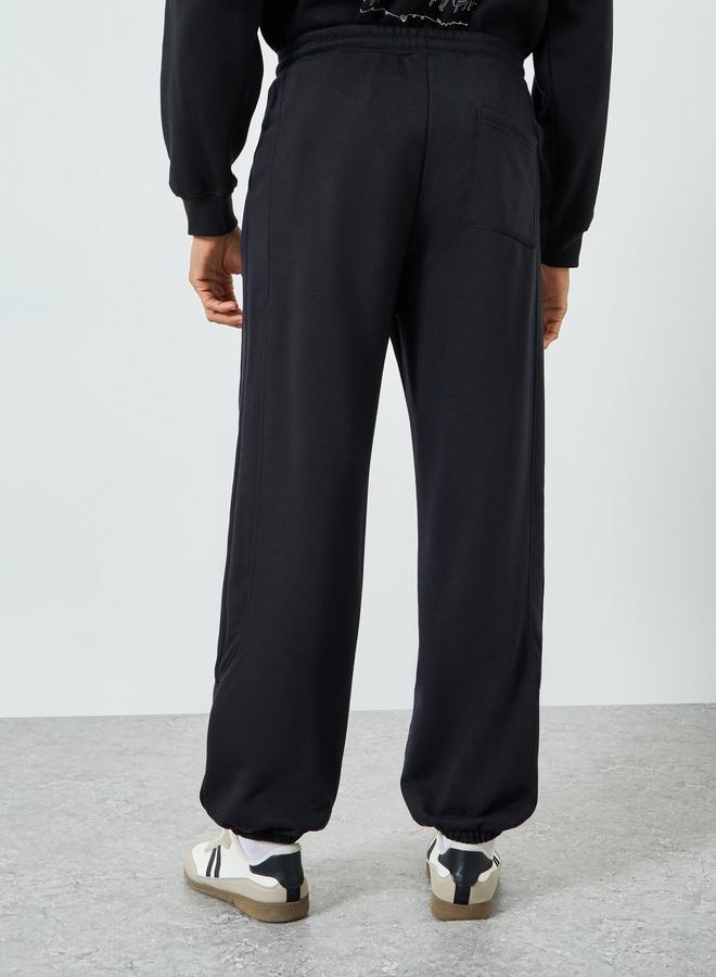 ستايلي بنطال جوغر بحافة مطاطية وشعار وقصة مريحة - Image 3